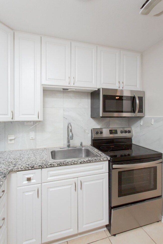 Building Photo - Beautiful Townhome in Alamo Heights!!