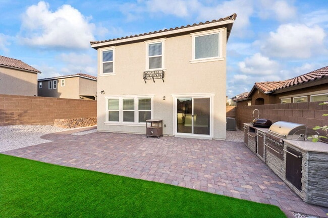 Building Photo - Beautiful two-story home with a bright open floor plan and modern finishes throughout. The spacio...