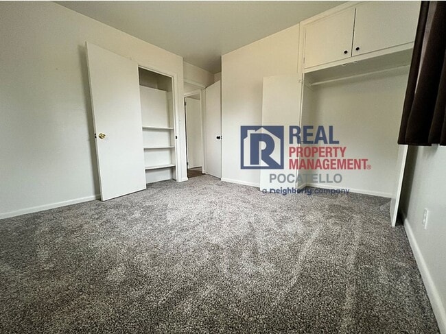 Building Photo - 4 bedroom 2 bath - 1 Car Detached Garage -...