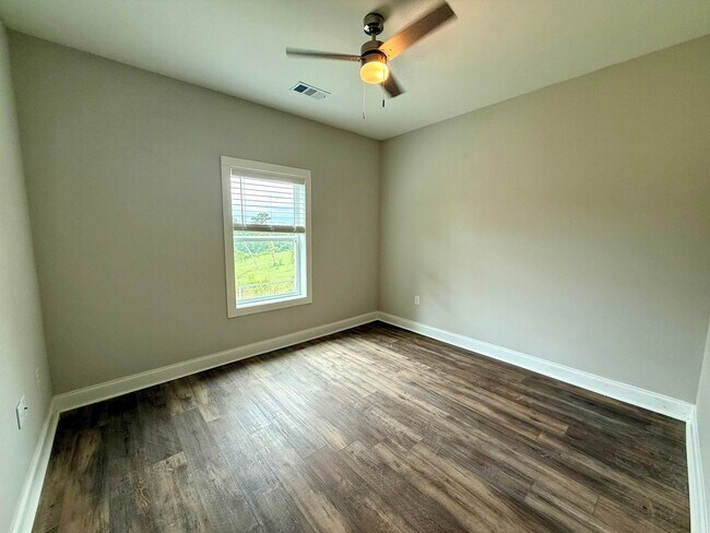 Building Photo - 330 Orion St