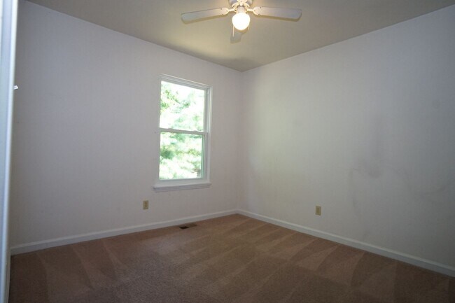 Building Photo - 4 Bed/2 1/2 Bath Bus Line Reserved Parking