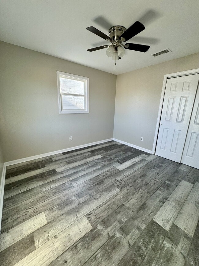 Building Photo - FRESHLY PAINTED 4 bedroom home in Lynn Haven!