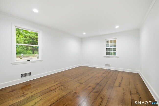 Building Photo - 1 Tulip Tree Ln