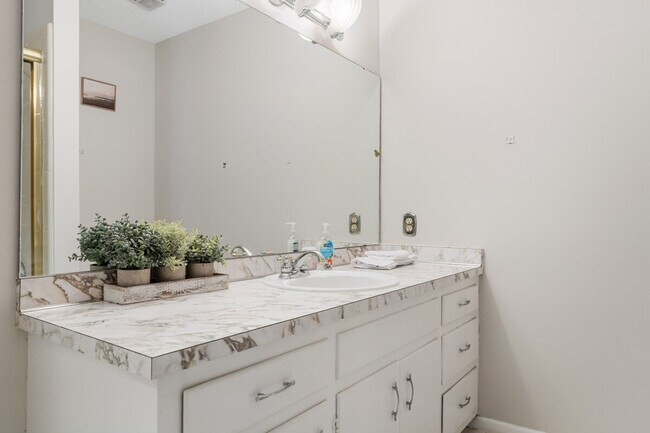 Building Photo - 750 SE Maynard Rd