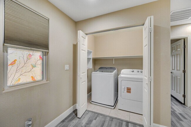 Building Photo - Beautiful 3BR Toscana Home