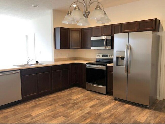 Building Photo - FENCED BACKYARD - 3 Bedroom 2 Bath house plus den/office