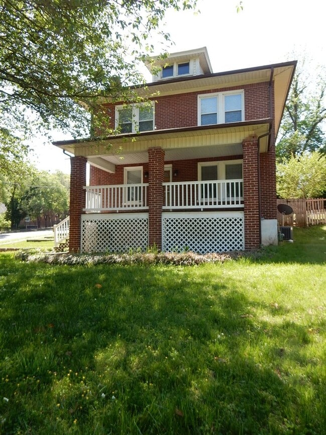 Primary Photo - Grandin Court Foursquare convenient to SW ...