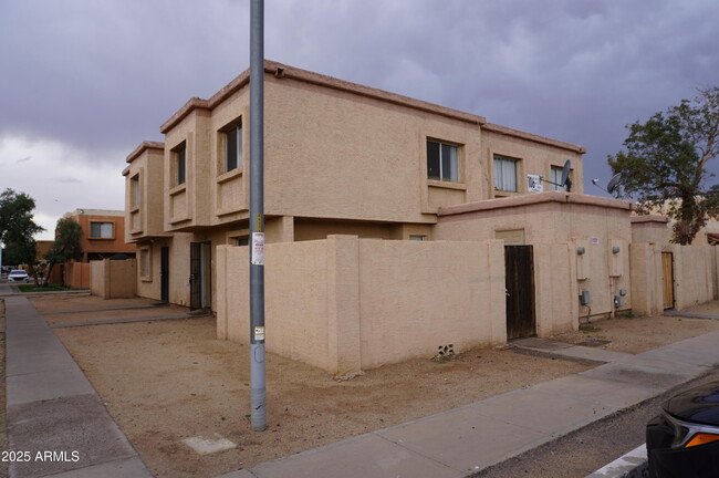Building Photo - 4417 E Riverside St