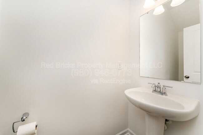 Building Photo - 2034 Highland Park Dr