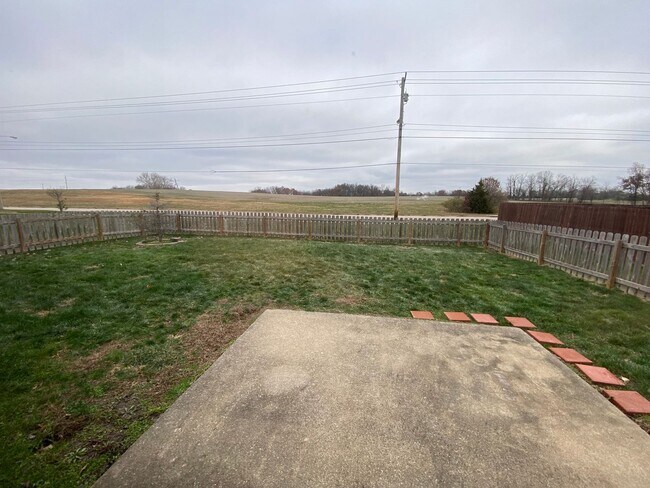 Building Photo - 3BR/2BA with neighborhood pool included!