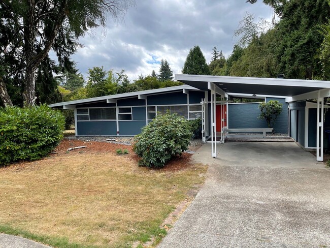 Building Photo - Fully Remodeled Surrey Downs Home