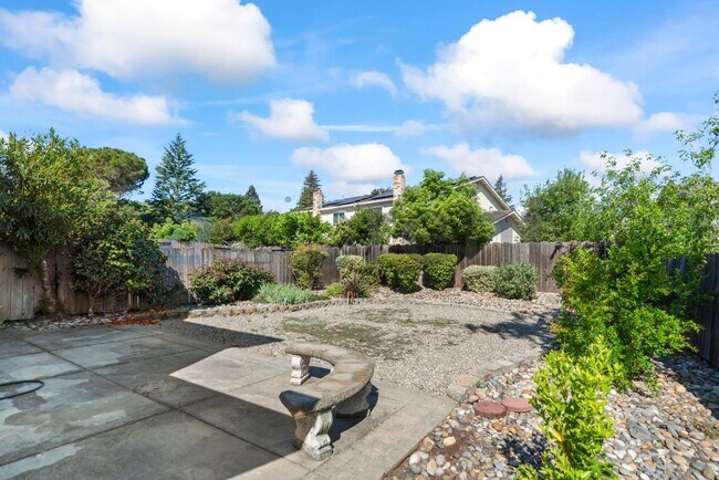 Building Photo - 2472 Camino de Jugar