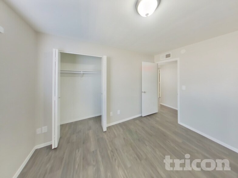 Building Photo - 4901 W Dahlia Dr