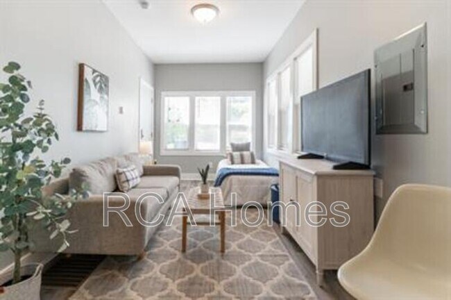 Building Photo - 2831 N Kenwood Ave