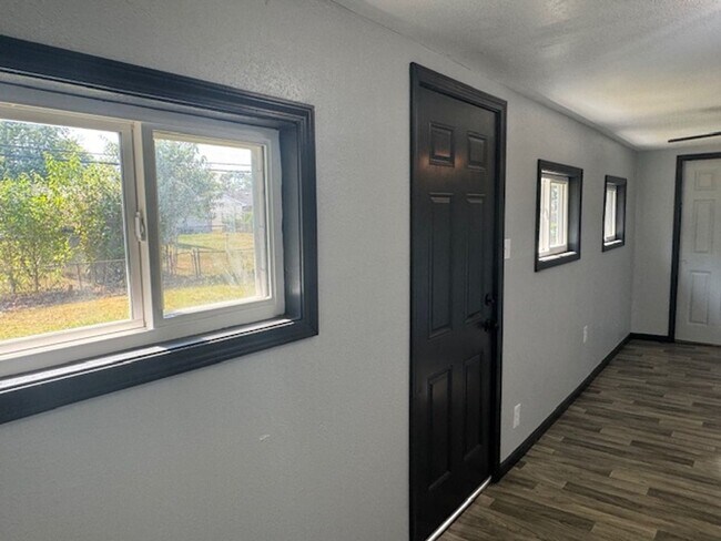 Building Photo - Three Bedroom, One Bath