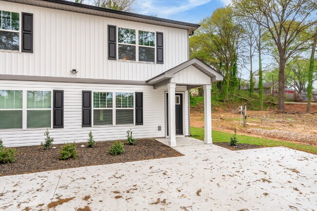 Building Photo - Elegant 2-Bedroom, 2.5-Bath Townhome Minutes from Downtown Greenville and walking distance to Swa...