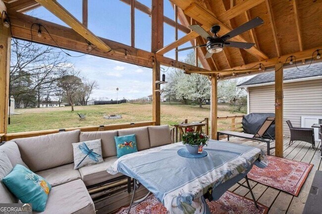 Building Photo - 22 Valley Creek Dr SW