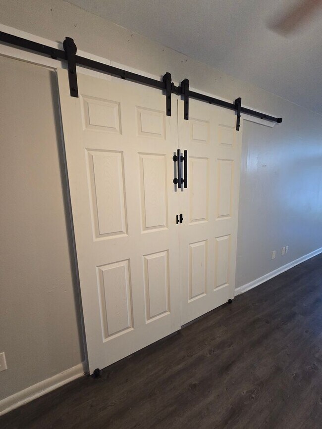 Building Photo - 3 bedroom 1.5 bathroom--Shady Grove Neighb...