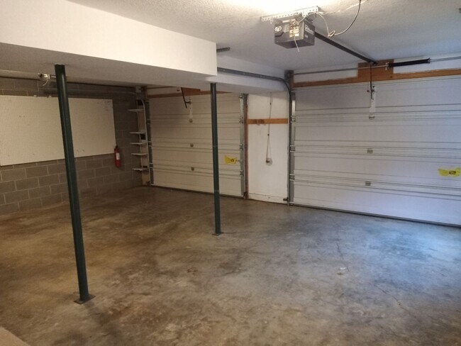 Building Photo - Gorgeous home in Weaverville available now!