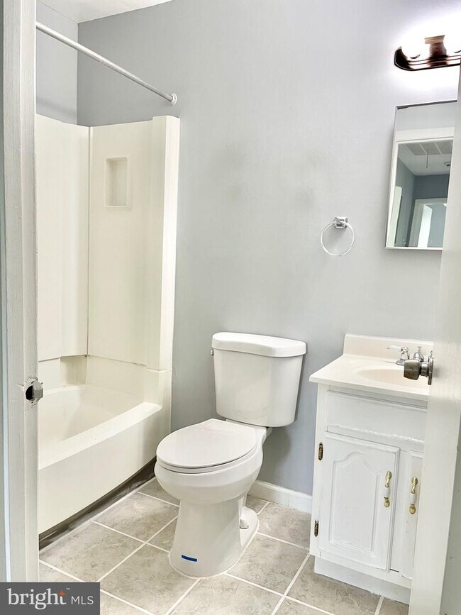 Building Photo - 1009 Kings Ct