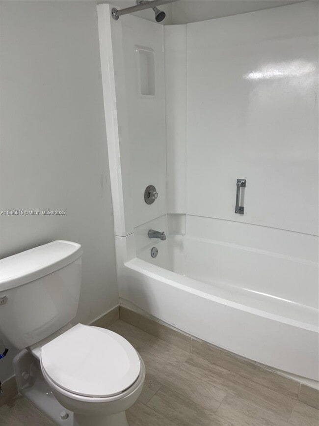 Building Photo - 14221 N Kendall Dr