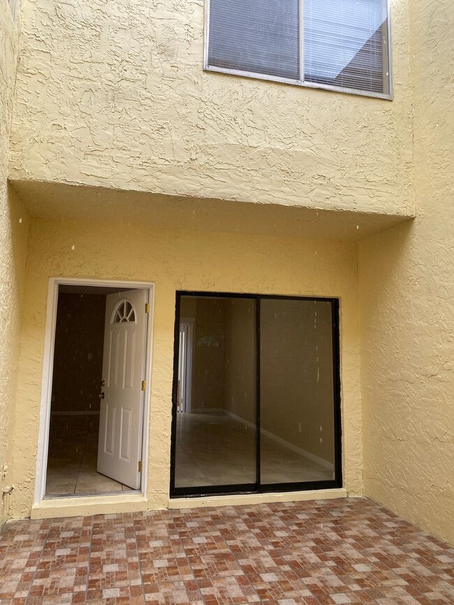 Building Photo - Three Bedroom Two Story Townhome,  Close t...