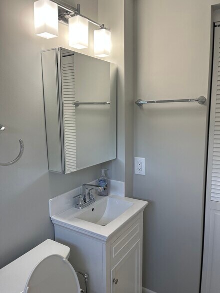 Building Photo - 386 Main St