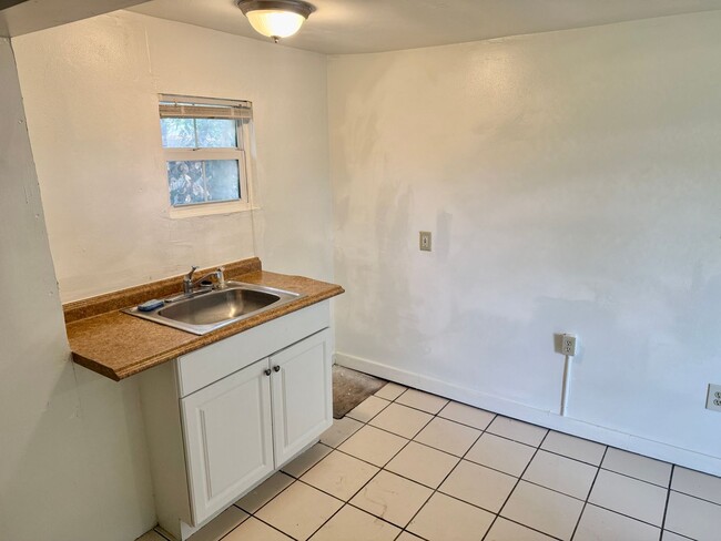 Building Photo - Affordable 2/1 located in St. Pete!