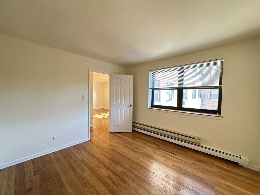 Building Photo - 665 W Wrightwood Ave