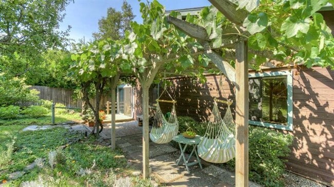 Building Photo - Serene 3 bed/2 bath home in beautiful garden setting | Available June