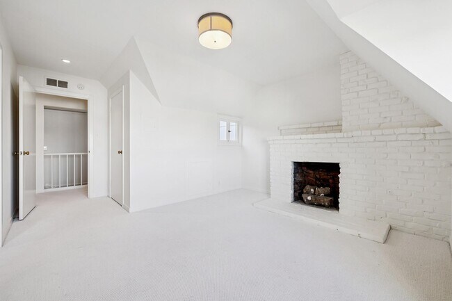 Building Photo - 2470 Broadway