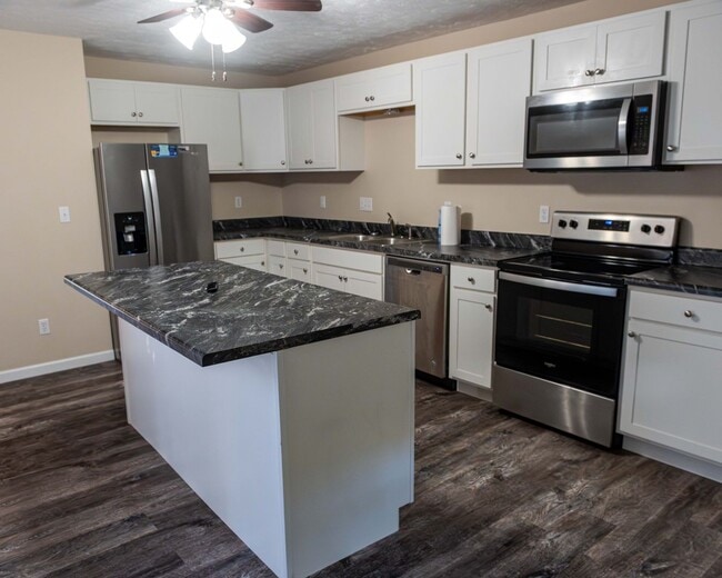 Building Photo - 423 S Park Square Dr