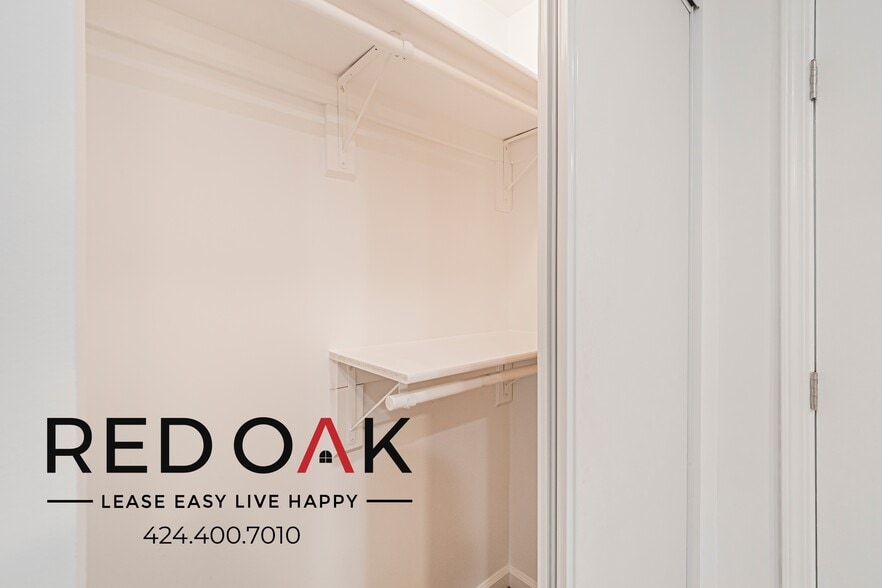 Building Photo - 649 W 92nd St