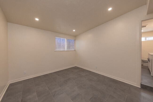 Building Photo - Oak View Abode