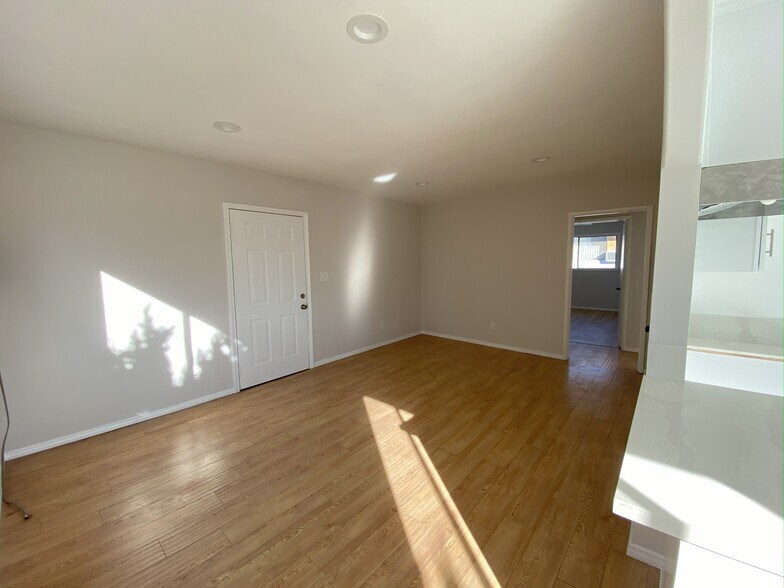 Building Photo - 12641 Vanowen St