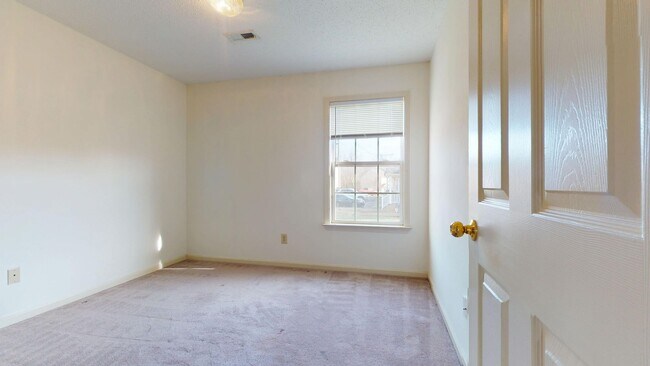Building Photo - Charming Three Bedroom Columbia Townhome C...