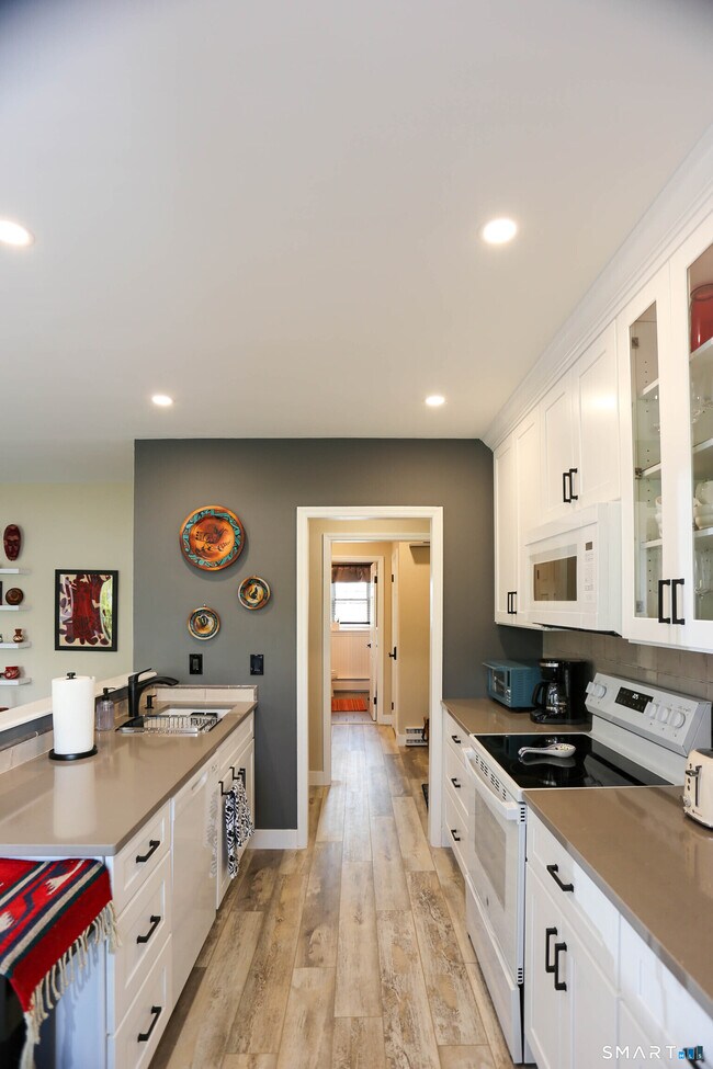 Building Photo - 36 Turn of River Rd