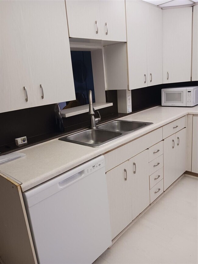 Building Photo - 3004 Portofino Isle