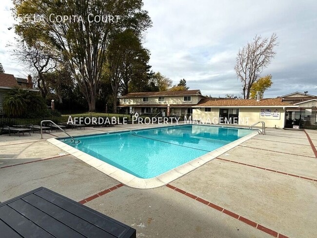 Building Photo - 556 La Copita Ct