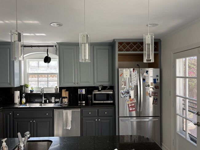 Building Photo - 1845 Pandora Ave