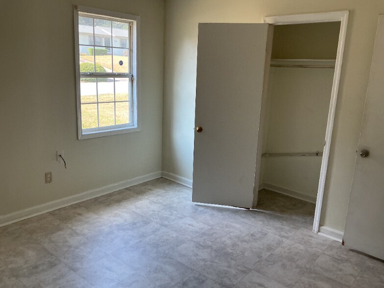 Building Photo - 3656 Surrey Ln