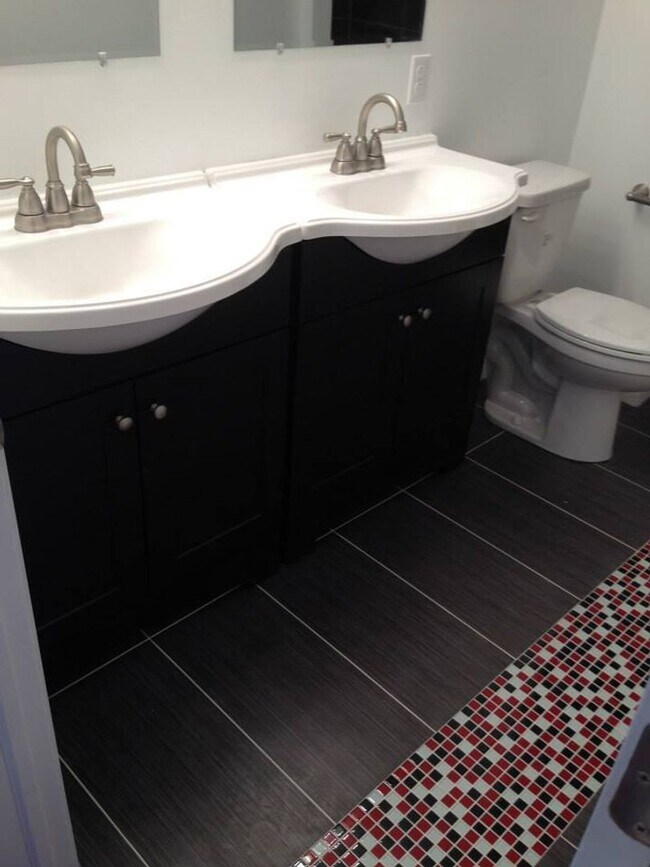 Building Photo - Platinum Quality Renovation in South Side Flats. Open Layout, Designer Kitchen, Huge Bathrooms. A/C!