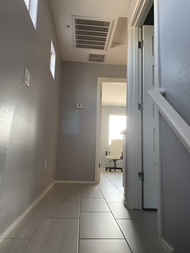 Building Photo - 2342 E Hidalgo Ave