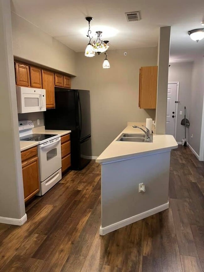 Building Photo - Great 2 bedroom/2bath condo- 3rd floor with loft! 1 car garage! Flexible Move in Date! -$250 off ...