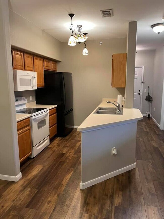 Building Photo - Great 2 bedroom/2bath condo- 3rd floor with loft! 1 car garage! Flexible Move in Date!