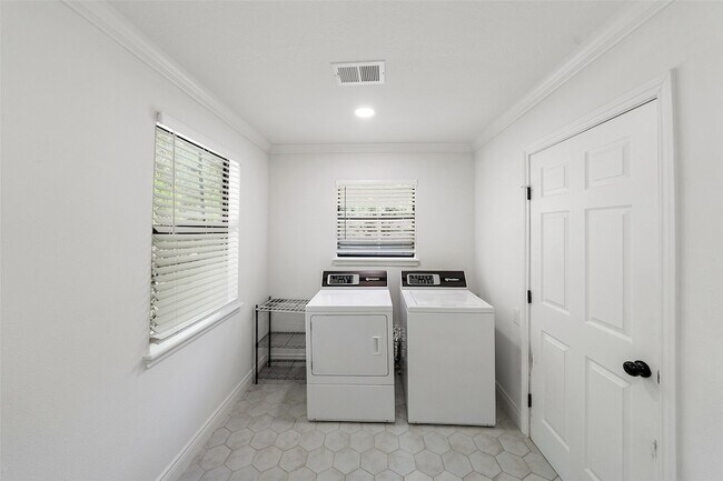 Building Photo - 4884 Holly Ln W