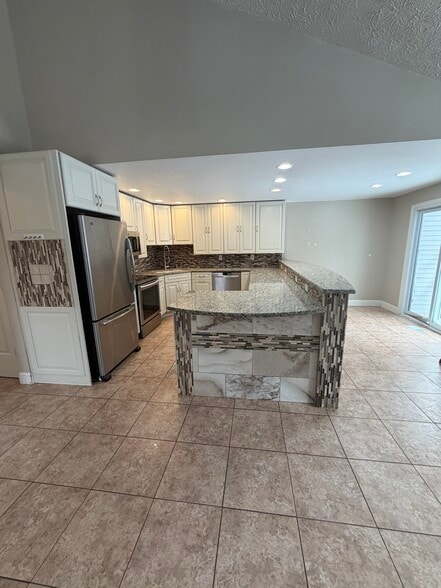 Building Photo - 190 Willow Pond Way