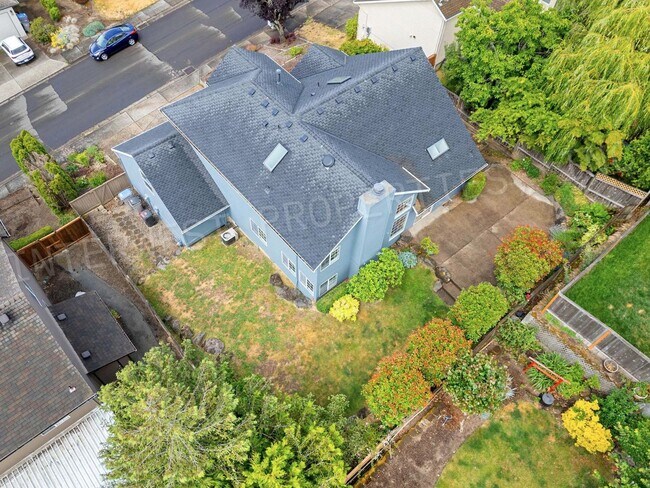 Building Photo - 4+ Bedroom Tigard Home With a Beautiful Vi...