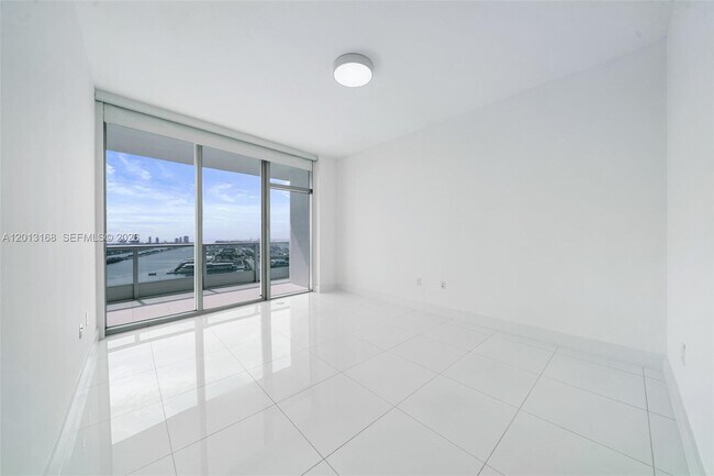 Building Photo - 900 Biscayne Blvd
