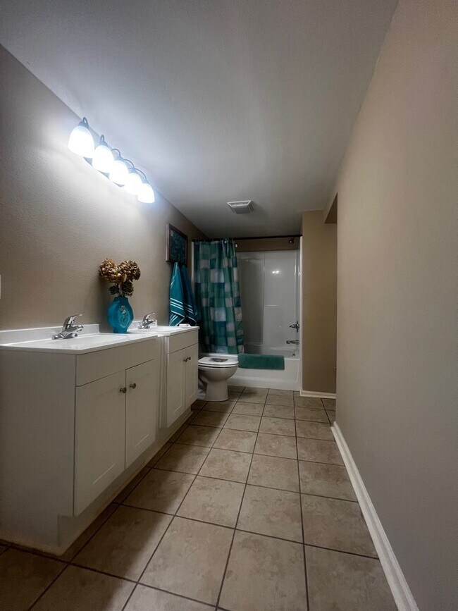 Building Photo - 300 Gardner St